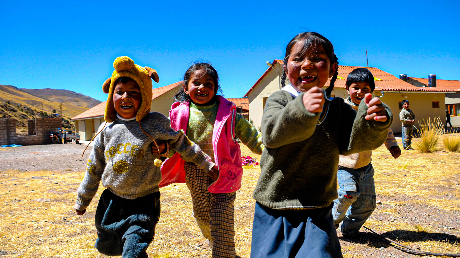 children playing at the Mirasol school